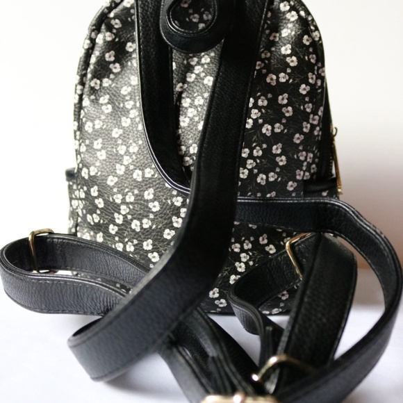 Steve Madden Mini Backpack Purse Flowers/Floral patter - Picture 4 of 6